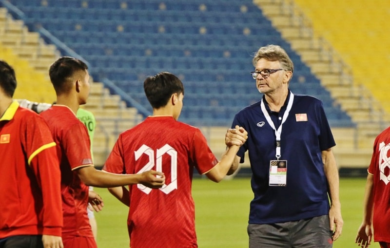 HLV Philippe Troussier tạm chia tay U23 Việt Nam trong 3 tuần 5 Năm 2023, đội tuyển Việt Nam sẽ làm việc thường xuyên với HLV Philippe Troussier